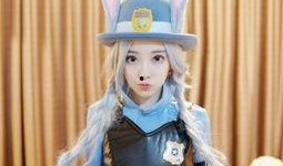 吃瓜网红cos小鹿来了,吃瓜群众围观cosplay盛宴